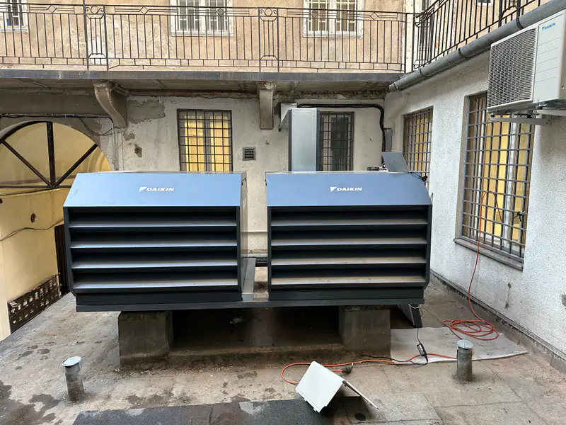 A két Daikin kültéri egység zsalus burkolattal a belső udvaron – budapesti bankfiók