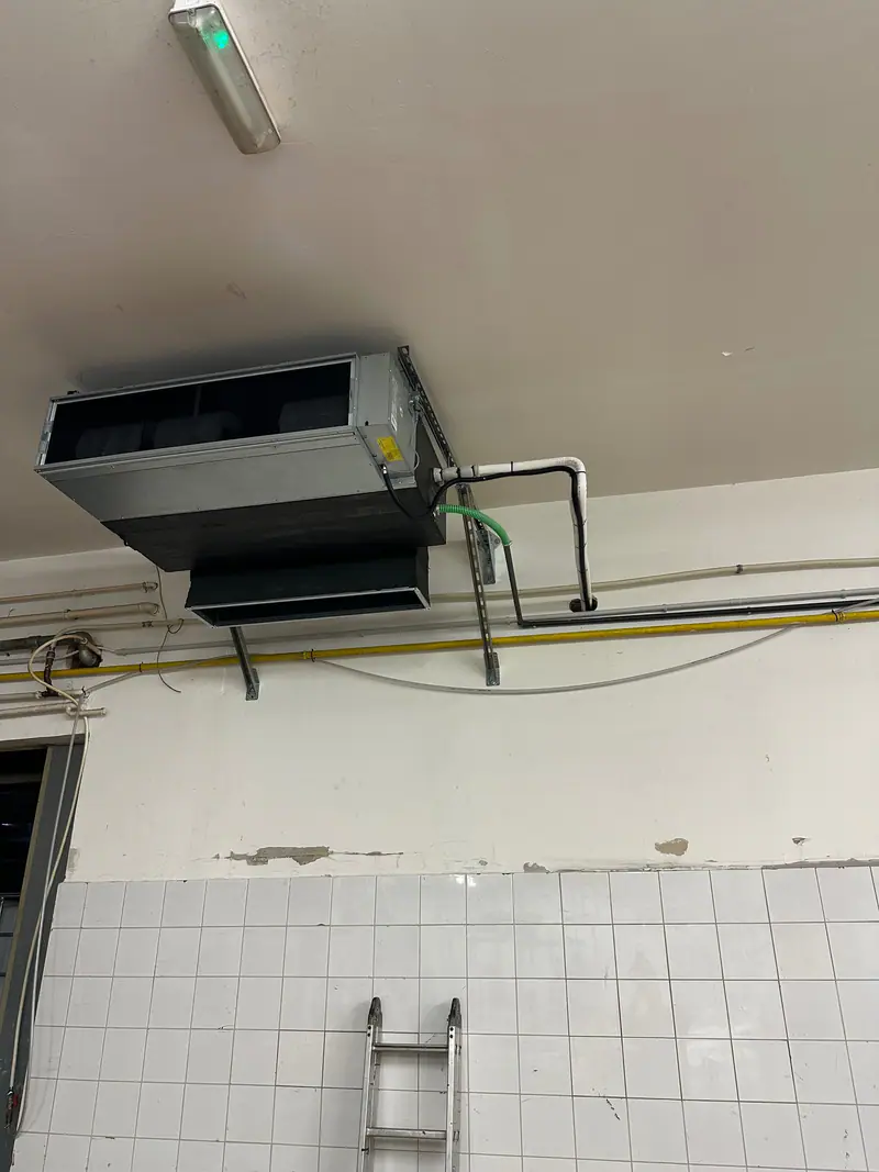 Mennyezet alá szerelt légcsatornás beltéri gép – Dunakeszi