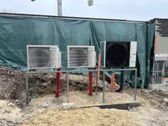 Daikin hőszivattyú és két split kültéri egység közös acél állványon, építkezés közben – Szentendre