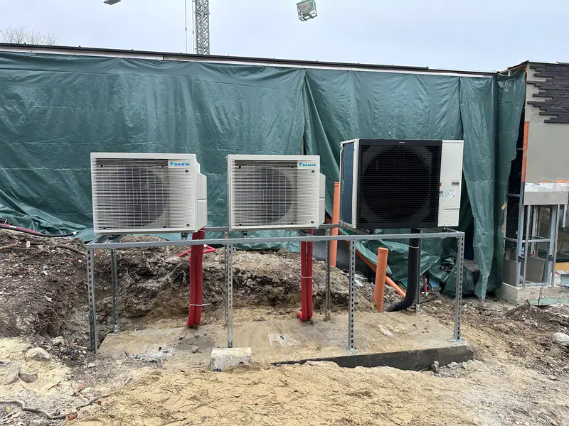 Daikin hőszivattyú és két split kültéri egység közös acél állványon, építkezés közben – Szentendre