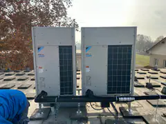 Két új Daikin VRV IV kültéri egység a Terrorelhárítási Központ tetején, szigetelt csövezéssel
