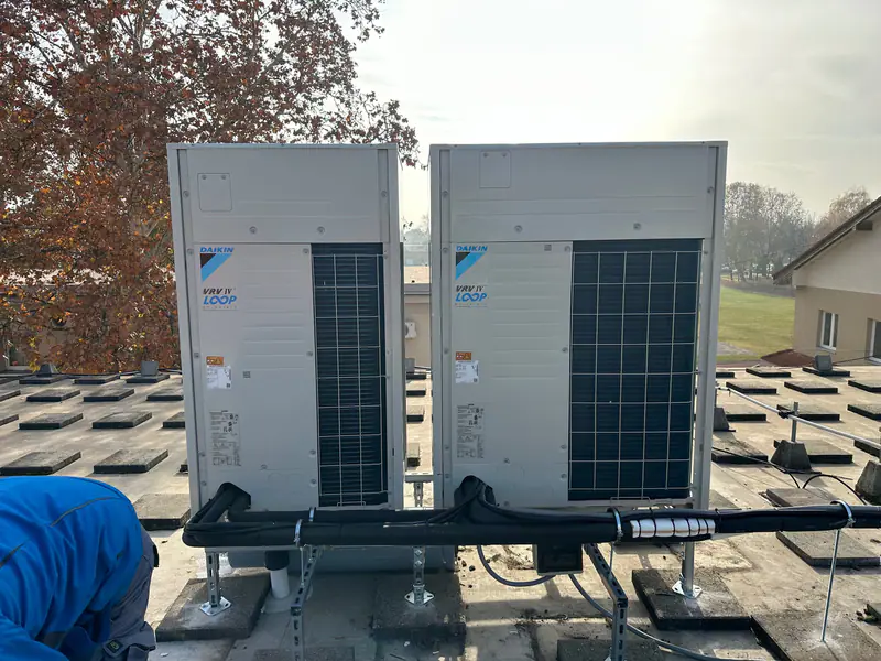 Két új Daikin VRV IV kültéri egység a Terrorelhárítási Központ tetején, szigetelt csövezéssel
