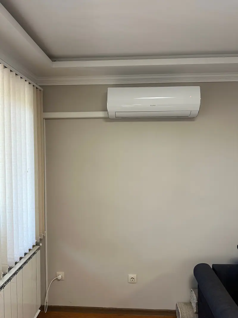 Gree Comfort Pro beltéri egység egy panellakás szobájának falán – Vác
