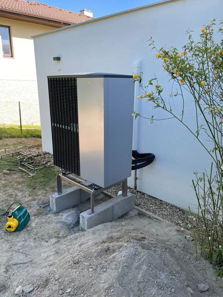 Viessmann levegő-víz hőszivattyú kültéri egysége egy családi ház mellett – Vác
